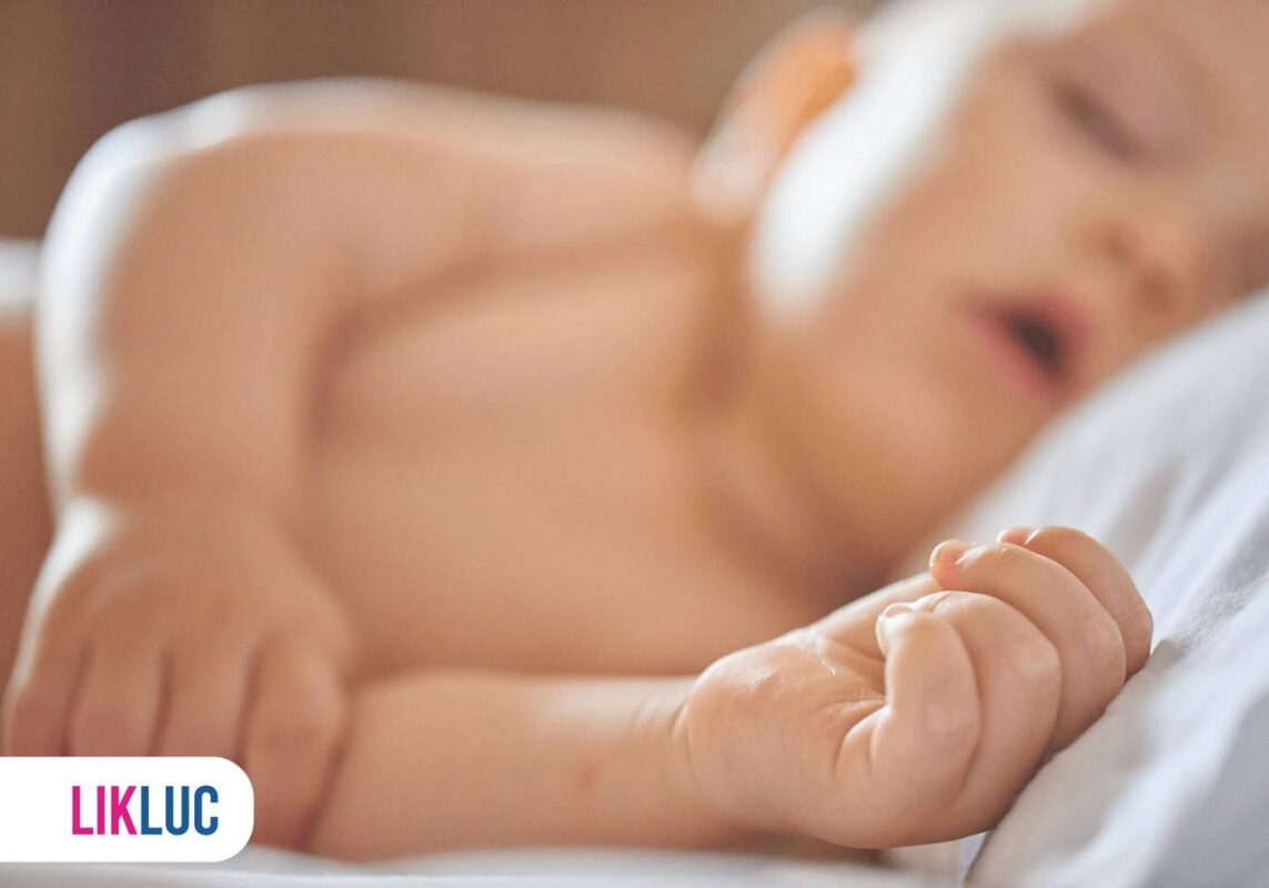 Bebê dormindo de boquinha aberta
