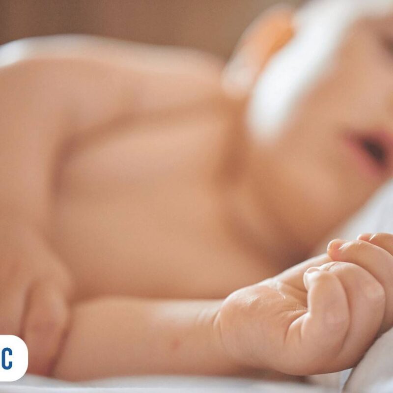 Bebê dormindo de boquinha aberta