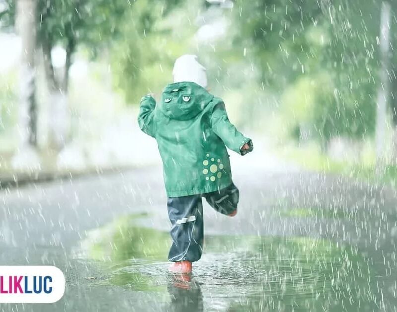 Criança correndo debaixo da chuva