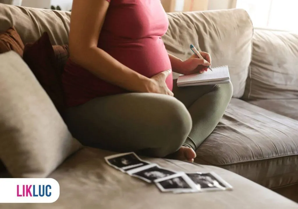 ~gestante escrevendo nomes e sentindo o bebê na barriga