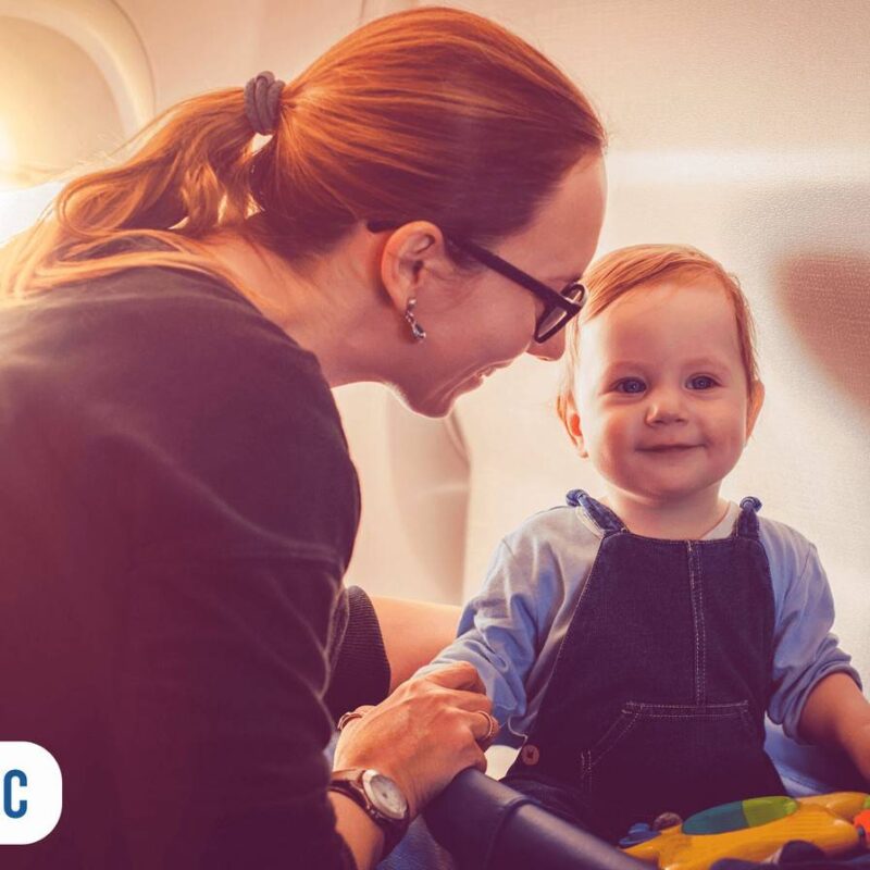 Mamãe e bebê conversando em um avião