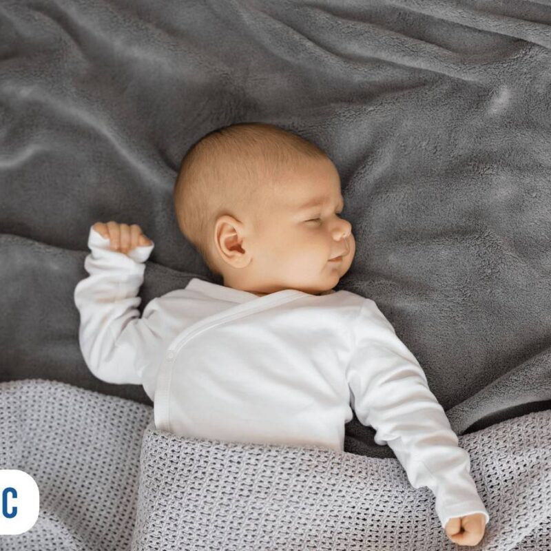 Bebê dormindo com sua cobertinha