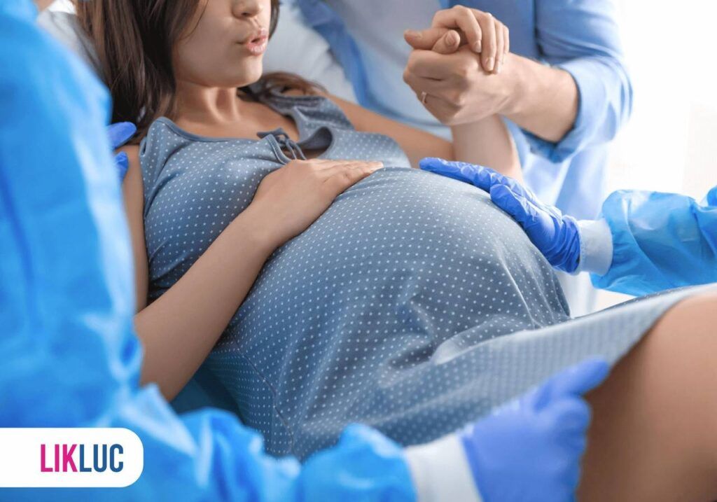 Gestante e companheiro na hora do parto