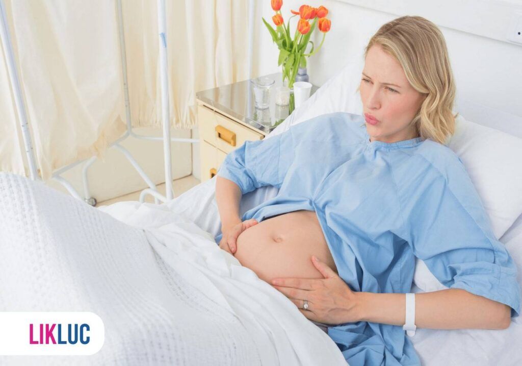 Gestante respirando com as mãos na barriga