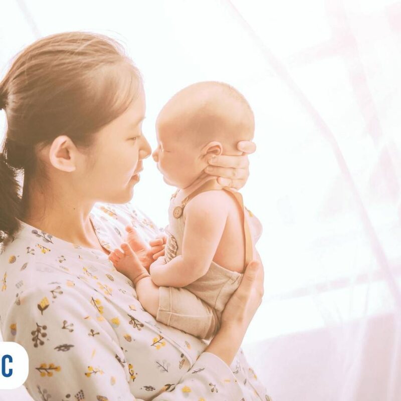 Mamãe com o seu bebê recém-nascido com rosto no rosto