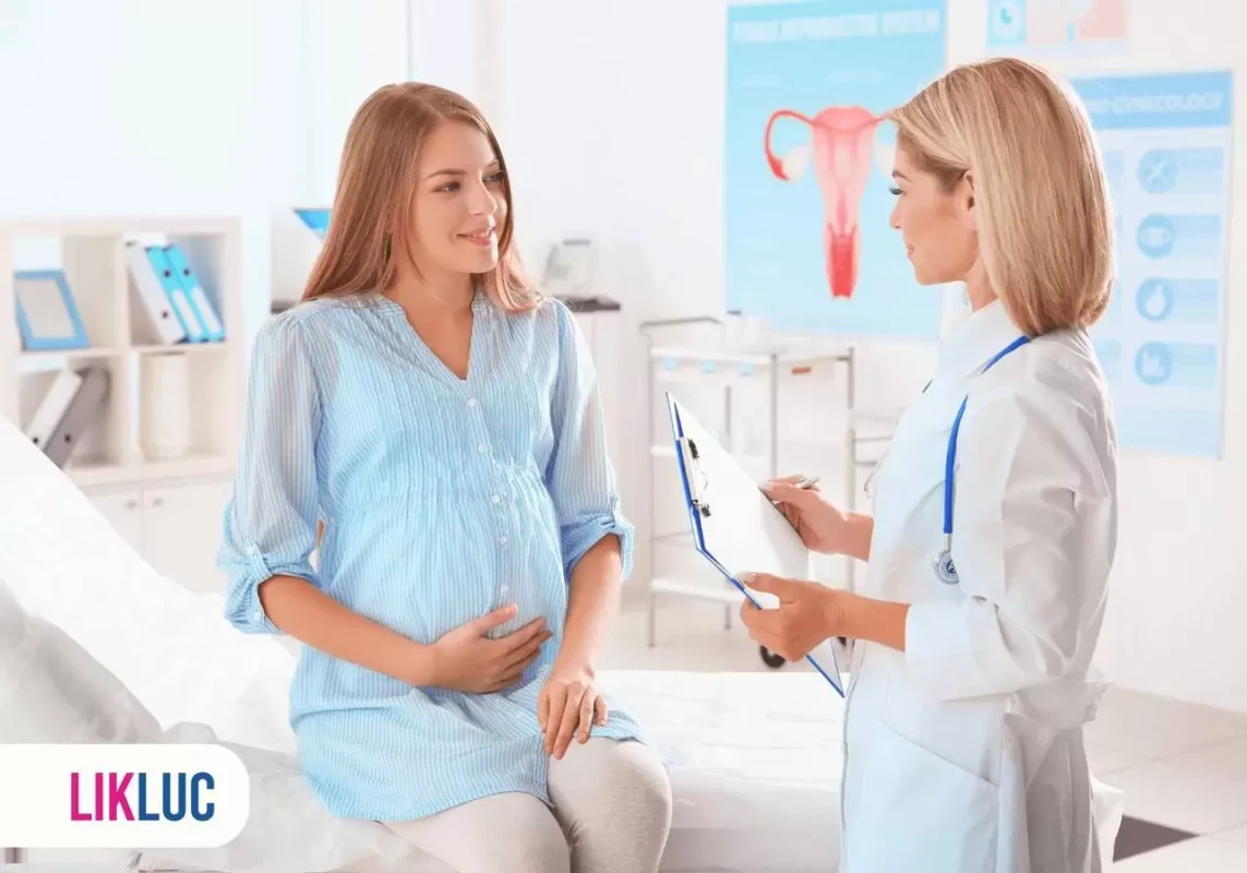 obstetra conversando com gestante