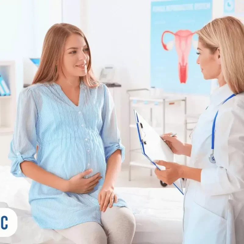 obstetra conversando com gestante