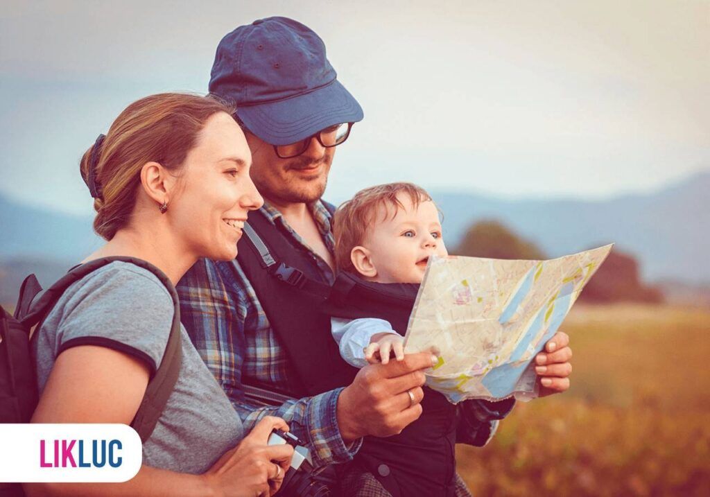 Família viajando e verificando o mapa
