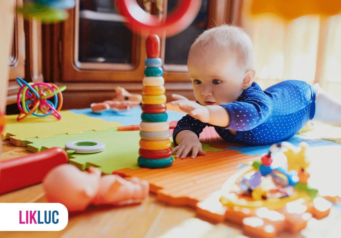 Bebê brincando com seus brinquedos lúdicos