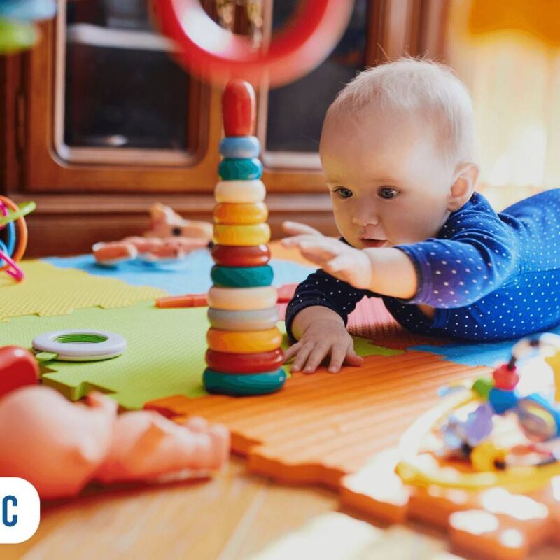 Bebê brincando com seus brinquedos lúdicos