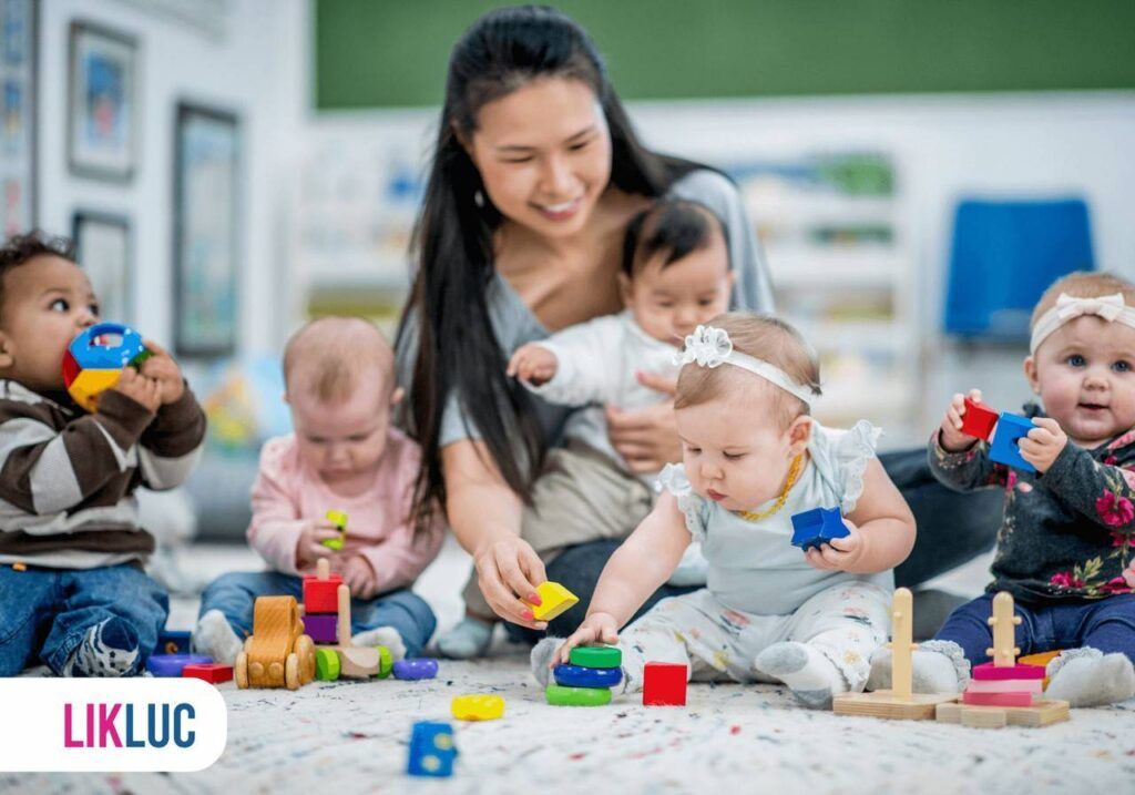 Vários bebês brincando com a professora na escolinha