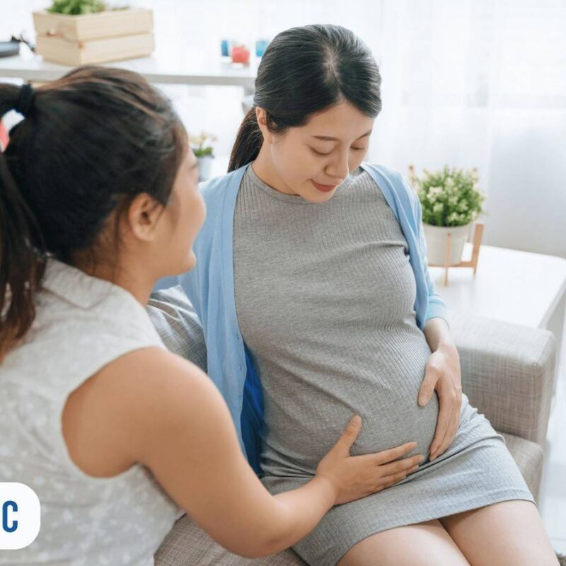 Doula orientando a gestante durante o parto humanizado