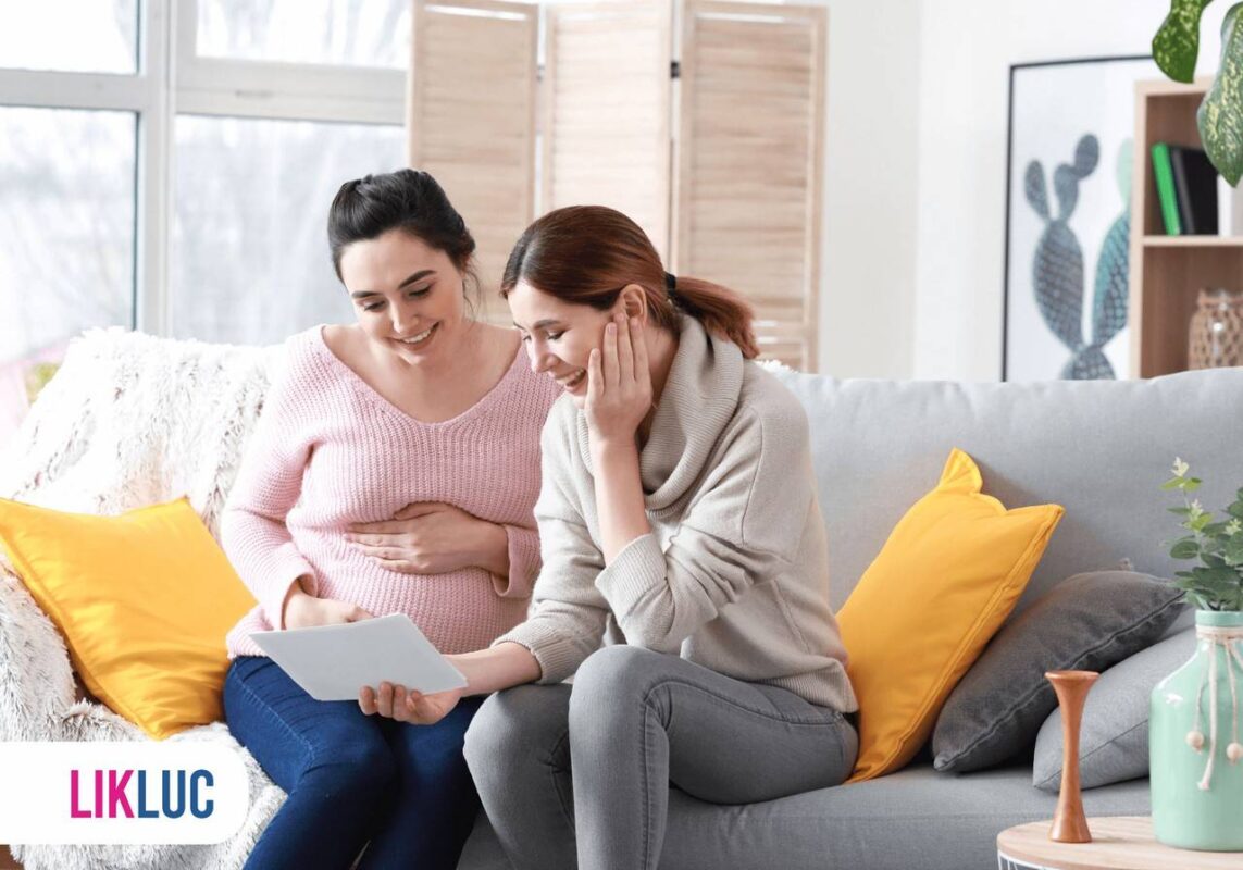 Gestante e doula conversando sobre o bebê
