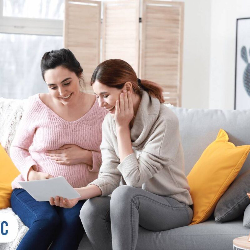 Gestante e doula conversando sobre o bebê