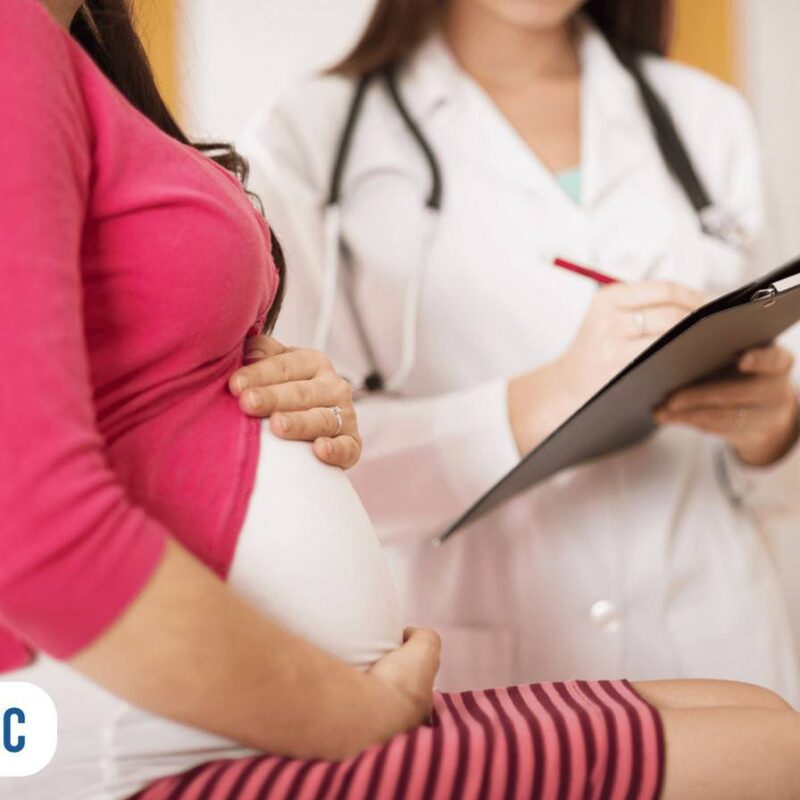 Obstetra fazendo anotações durante a consulta com a gestante