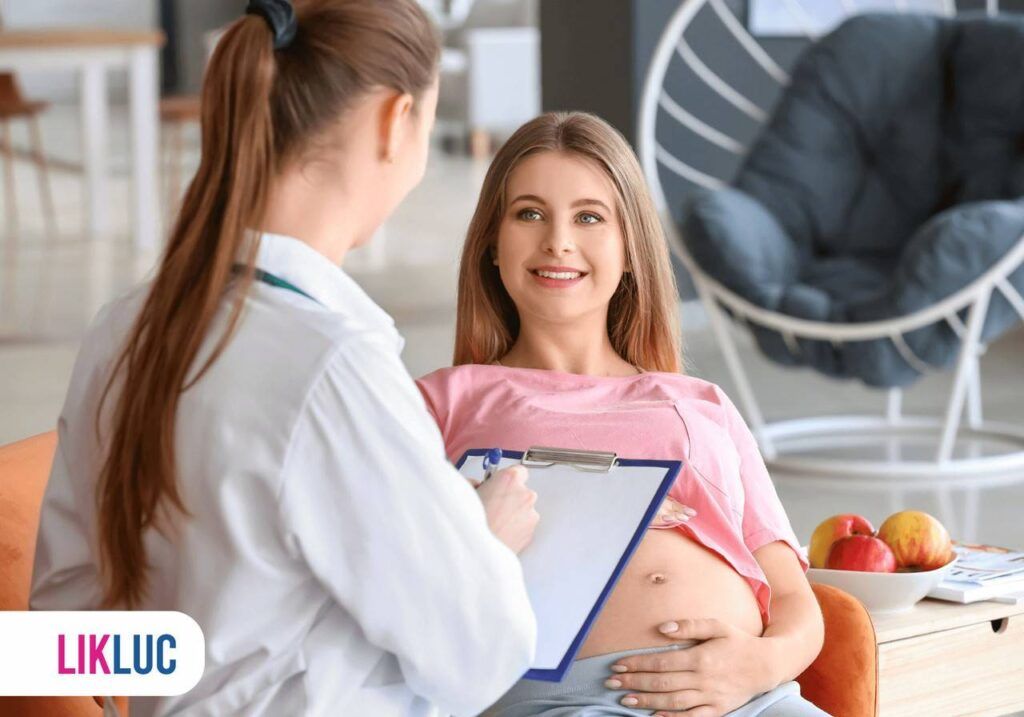Obstetra conversando com a gestante durante uma consulta