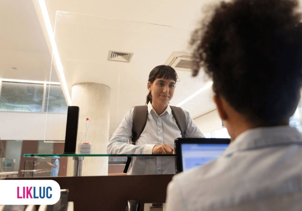 Mulher na recepção de um hospital