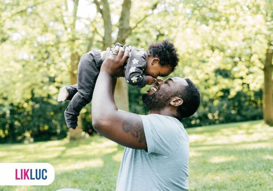 Pai brincando com o seu bebê em um parque