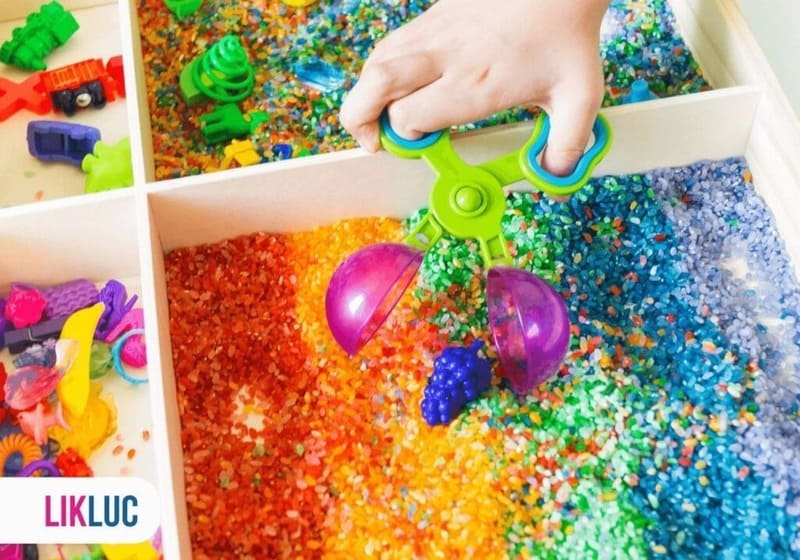 Criança brincando com uma caixa sensorial