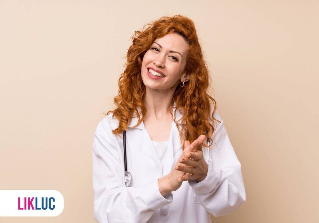 Médica sorrindo para a sua paciente que descobriu que está grávida