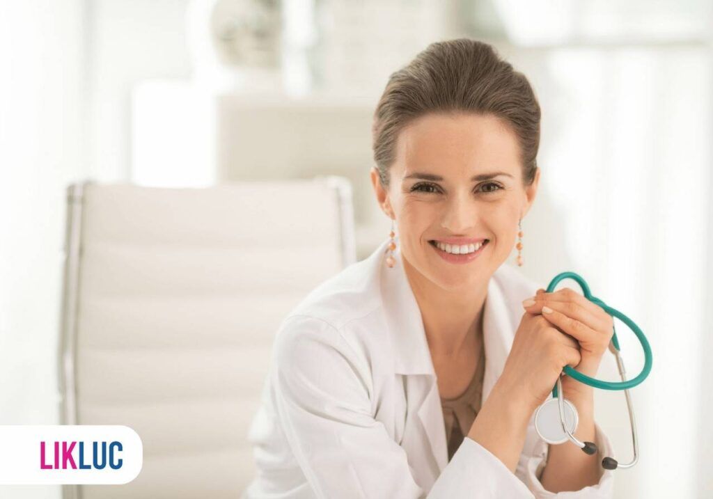 Médica explicando que a partir da 20ª semana o bebê consegue sentir o toque na barriga