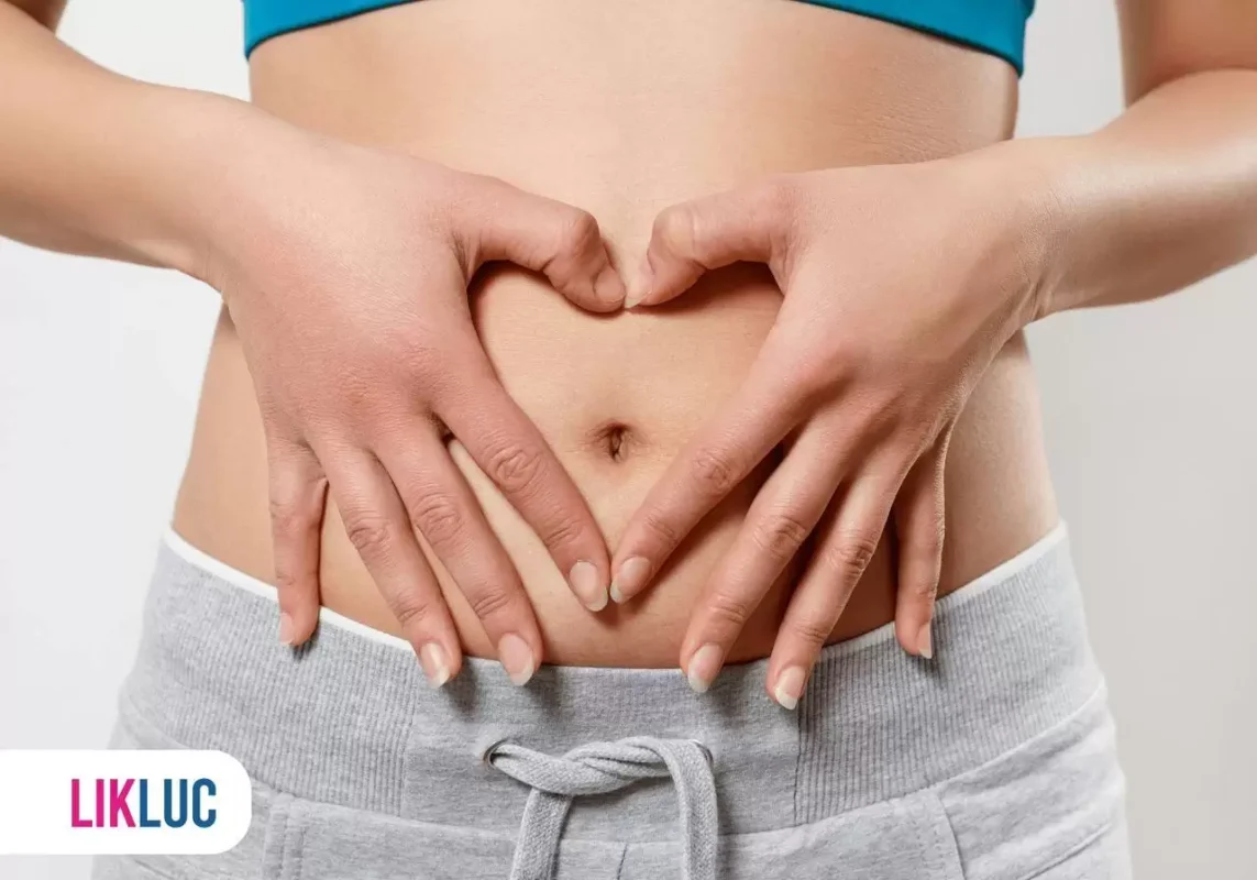 Gestante de 17ª semana segurando a barriga