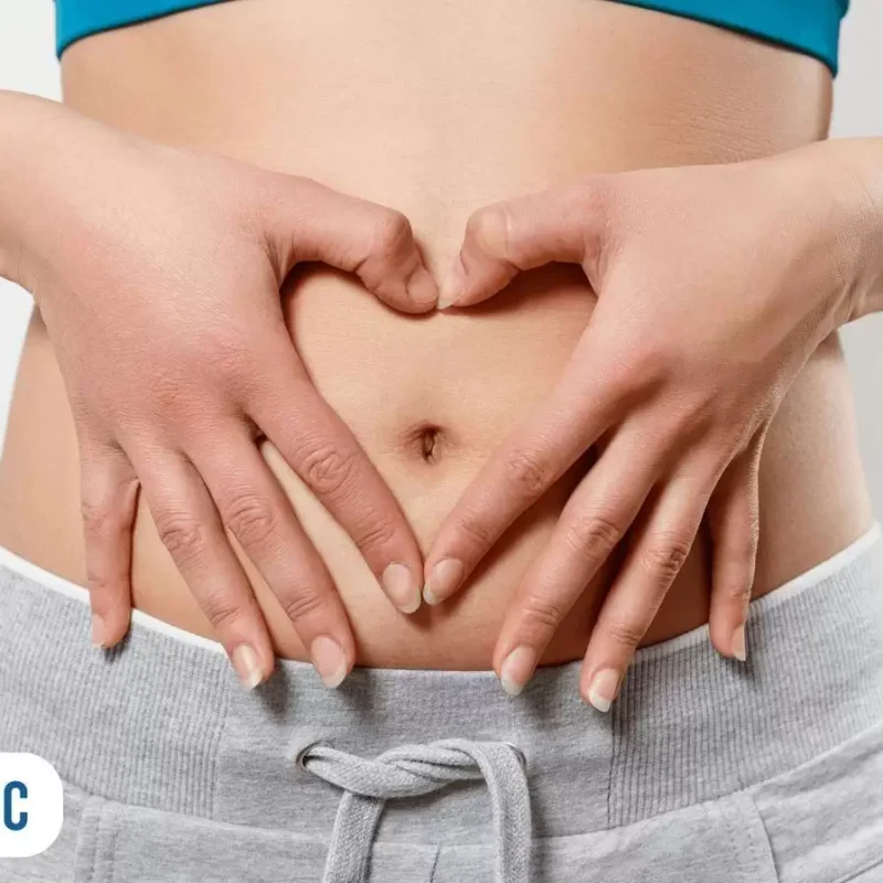 Gestante de 17ª semana segurando a barriga