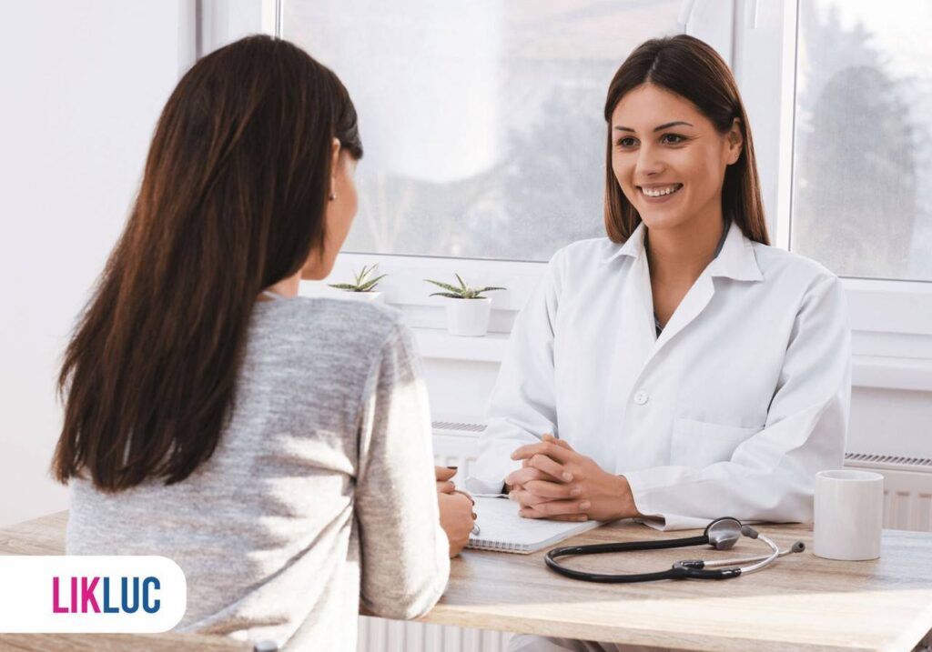 Mulher em consulta com sua médica