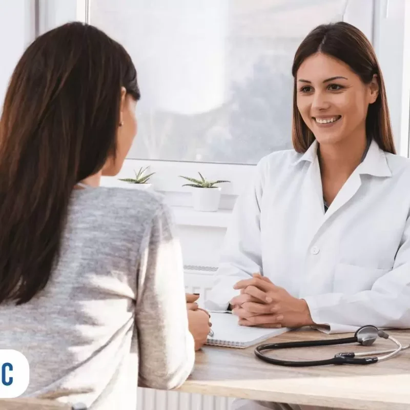 Mulher em consulta com sua médica