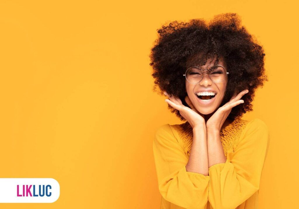 Mulher sorrindo porque notou a saída do colostro