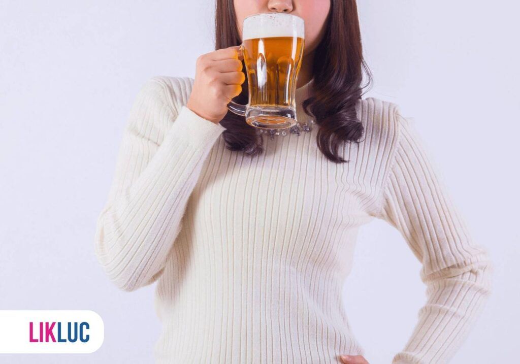 Mulher tomando chopp