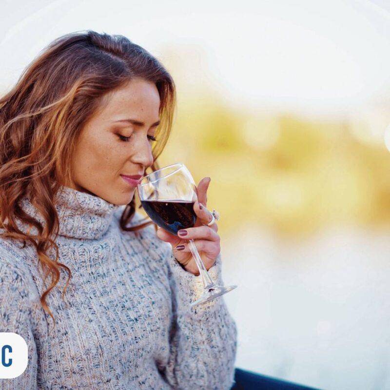 Mulher com taça de vinho