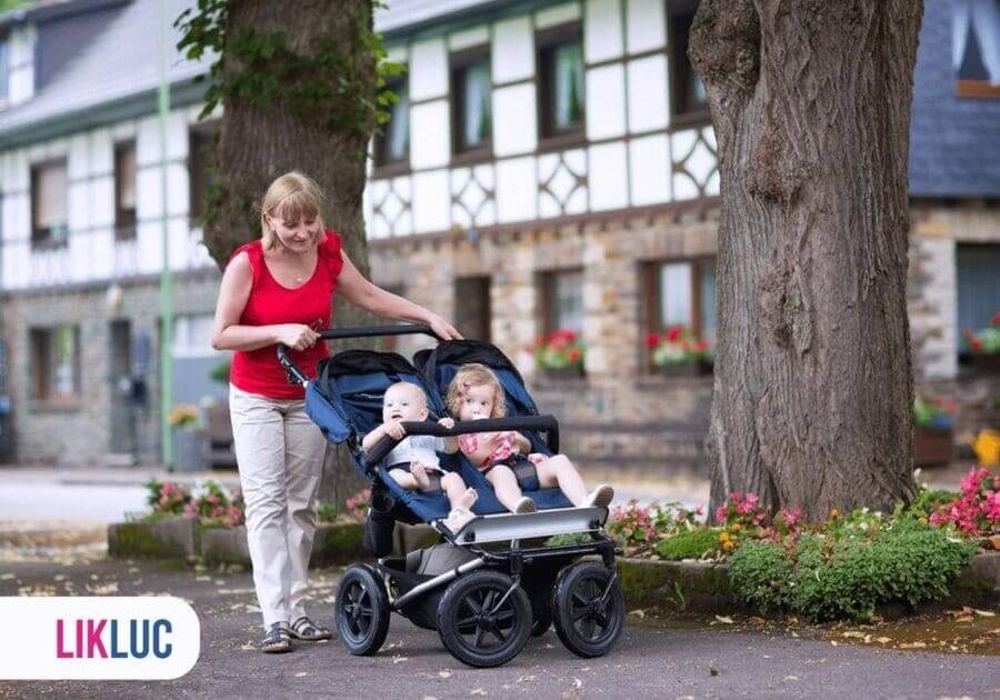 Dois bebês passeando com a vovó