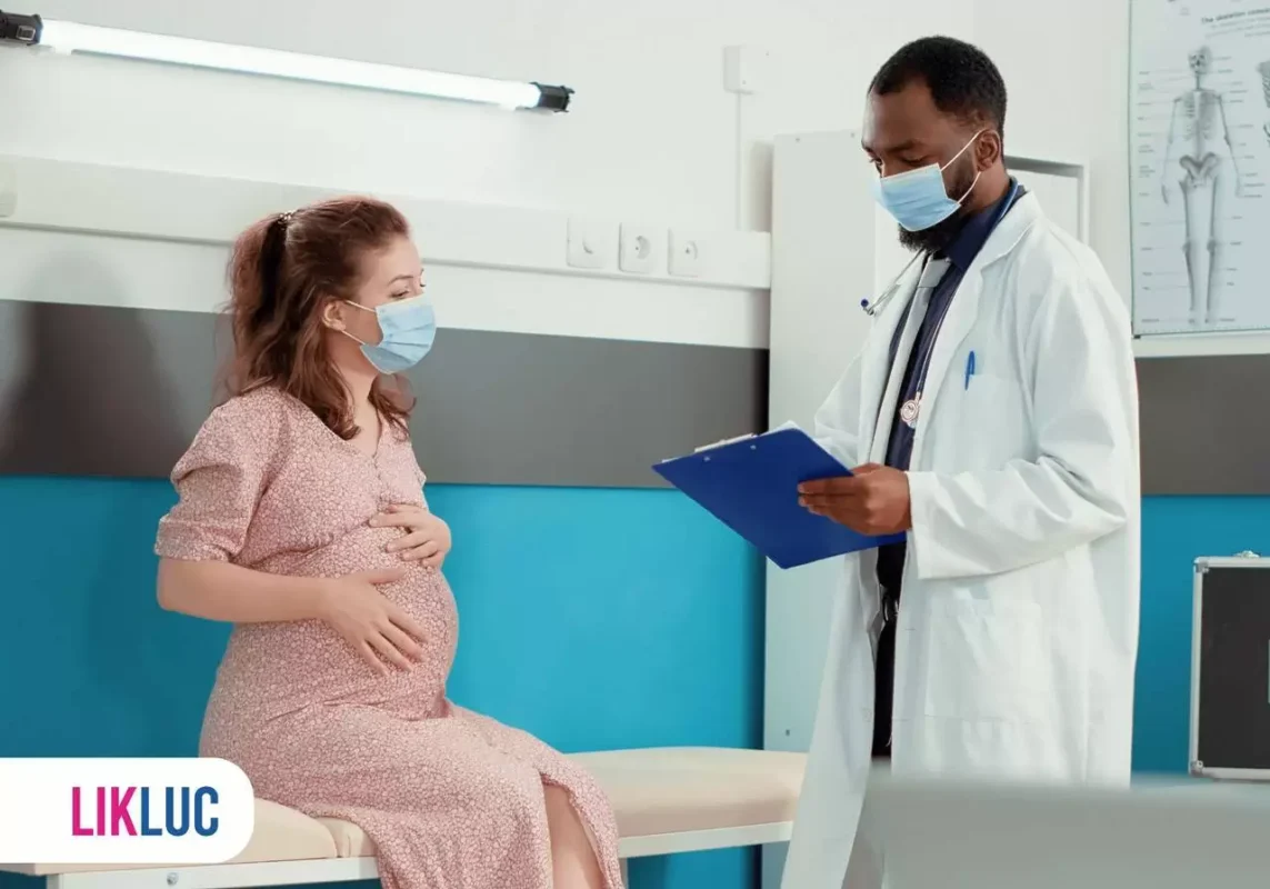 Gestante e médico conversando no hospital