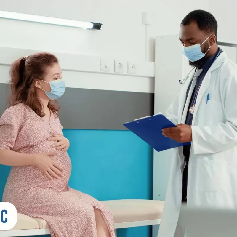 Gestante e médico conversando no hospital