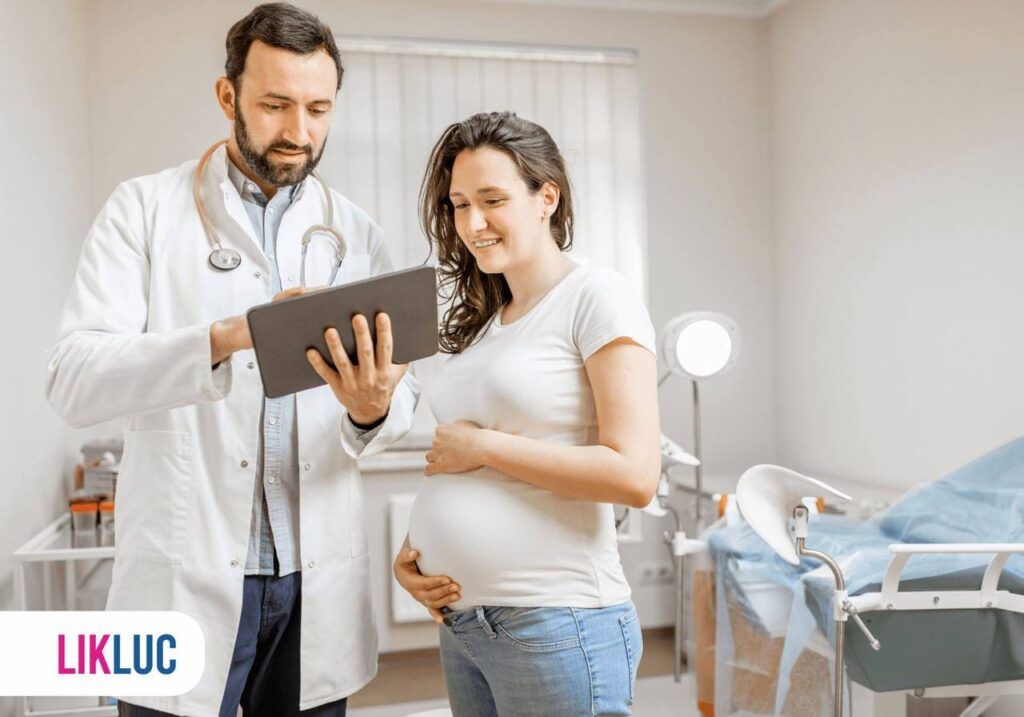 Médico explicando os resultados dos exames para a gestante