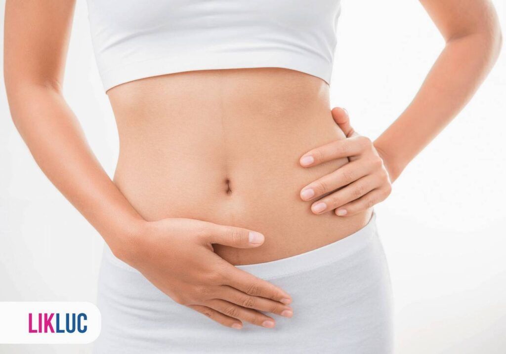 Mulher tocando a sua barriga de grávida de 11 semanas