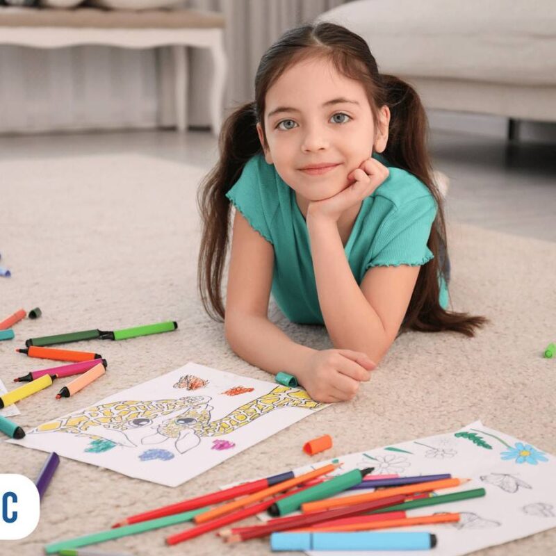 Menina Brincando no chão com lápis de colorir