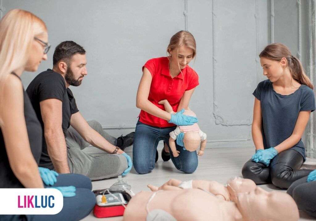 Mulher realizando manobra de desengasgar uma criança