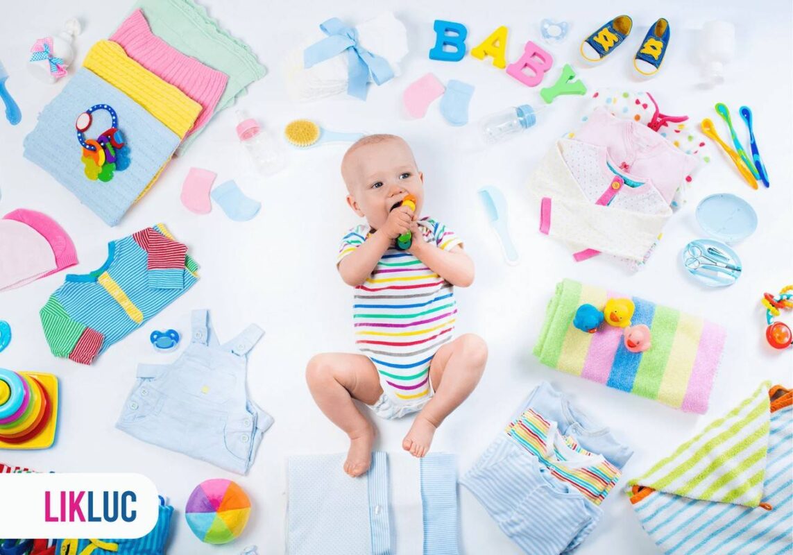 Bebê deitado em uma cama com vários presentes ao lado