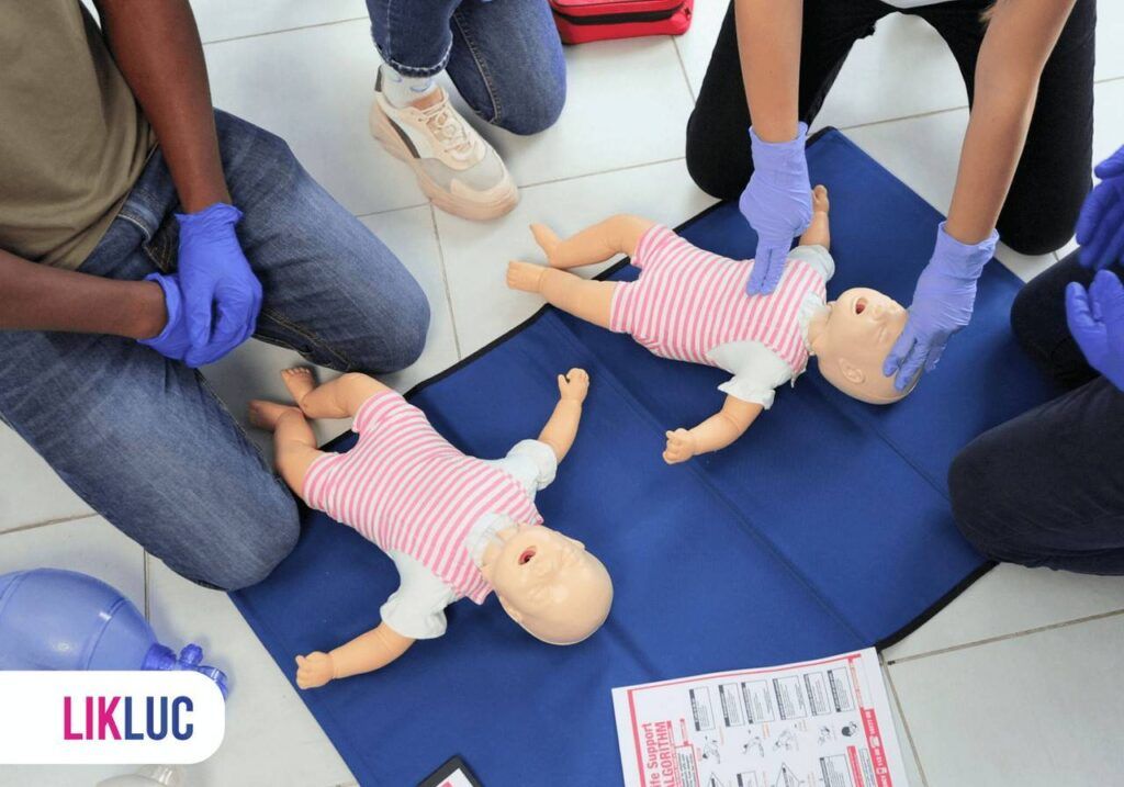 Imagem de um treinamento de como desengasgar o bebê