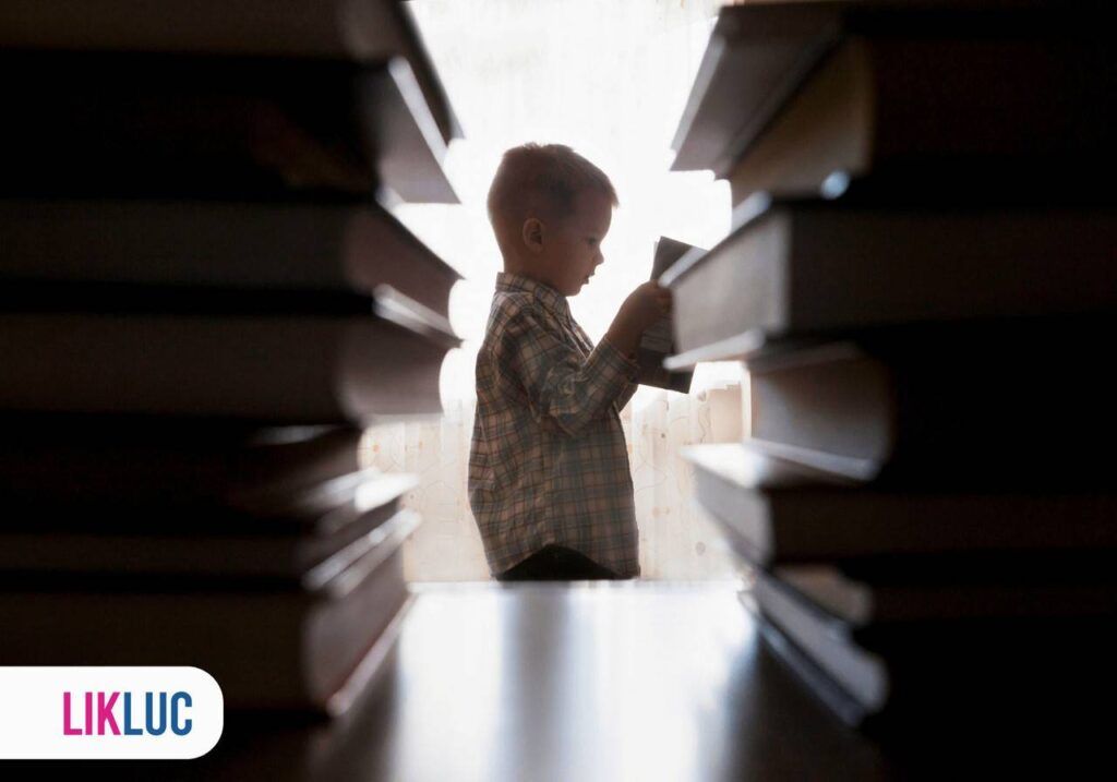 Criança lendo em uma biblioteca
