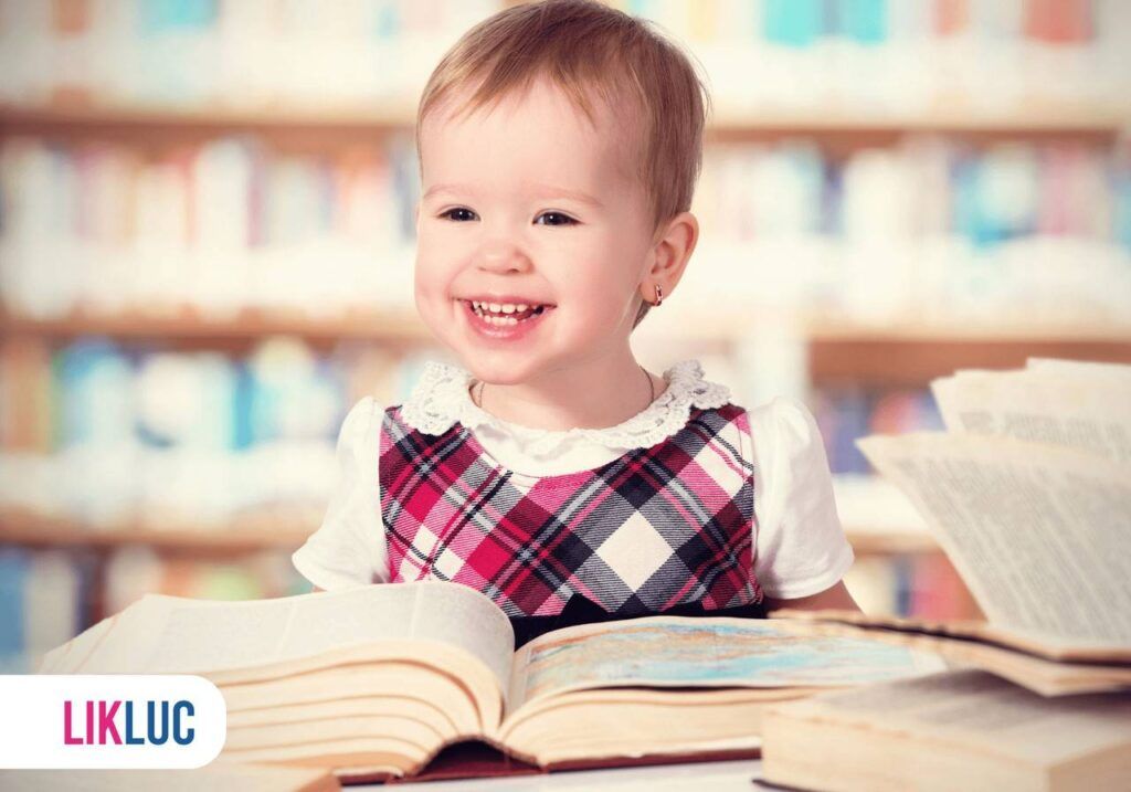 Bebê sorrindo e lendo um livro