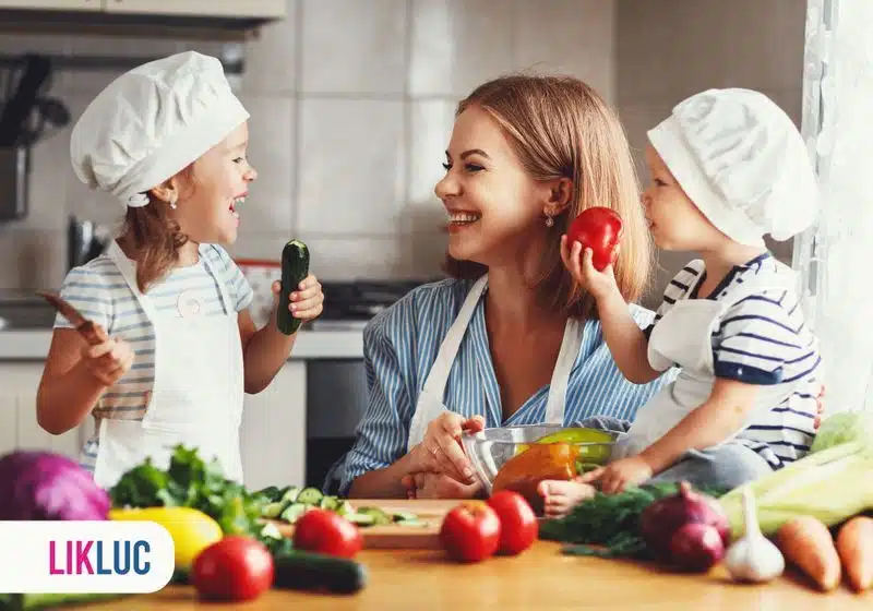 mae saudavel cozinhando com filhos %281%29 Mãe cozinhando com os seus filhos