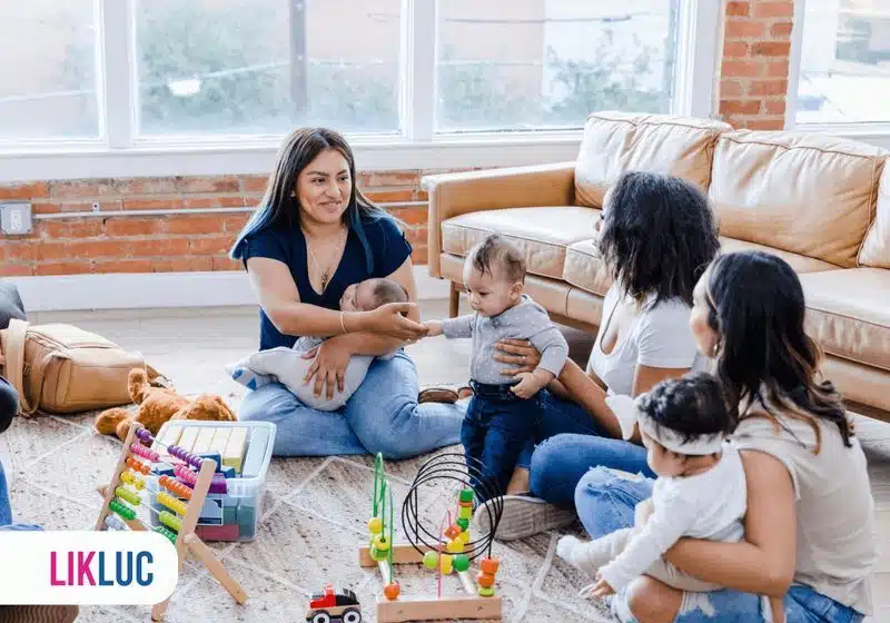 maes conversando entre si %282%29 %281%29 Mães com vários bebês conversando sobre licença maternidade