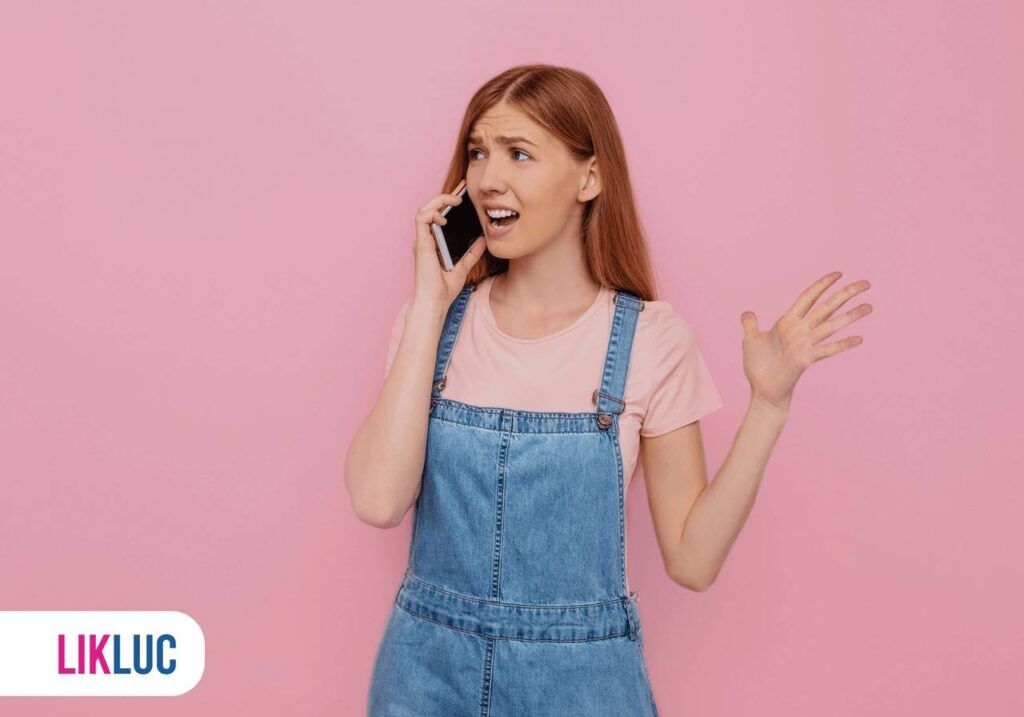 Mulher falando no telefone e ligando para a emergência