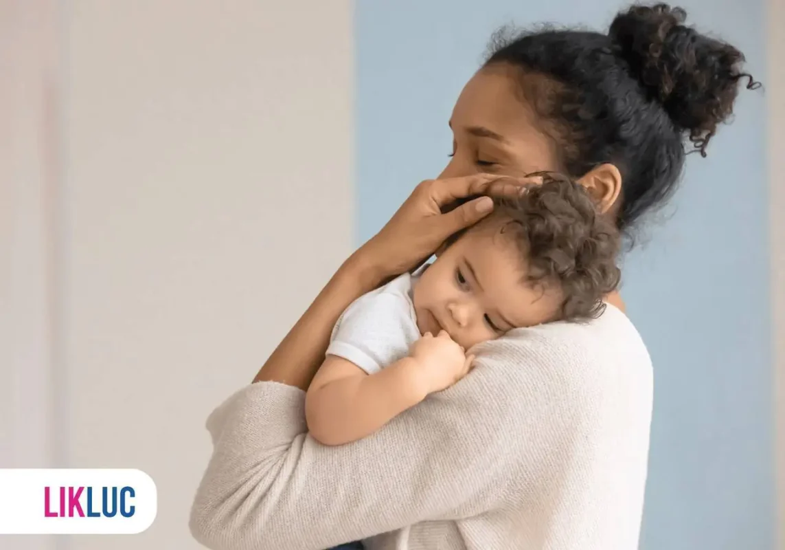 Mãe segurando filho no colo