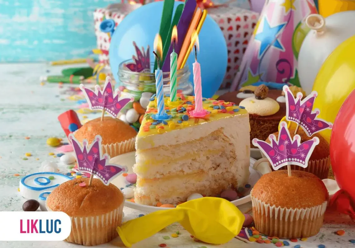 Bolo de aniversário com velas acesas