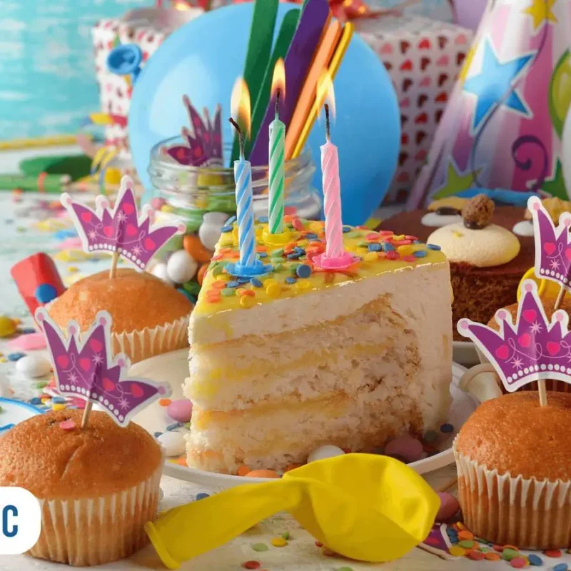 Bolo de aniversário com velas acesas