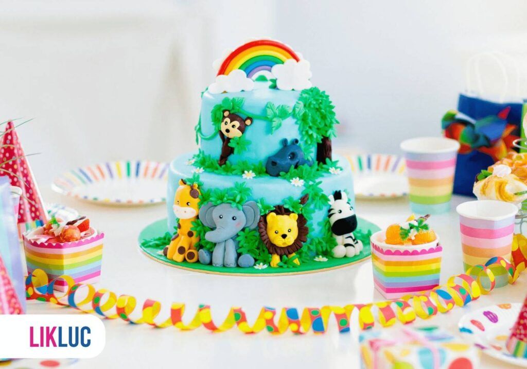 Mesa de aniversário com o bolo enfeitado com animais